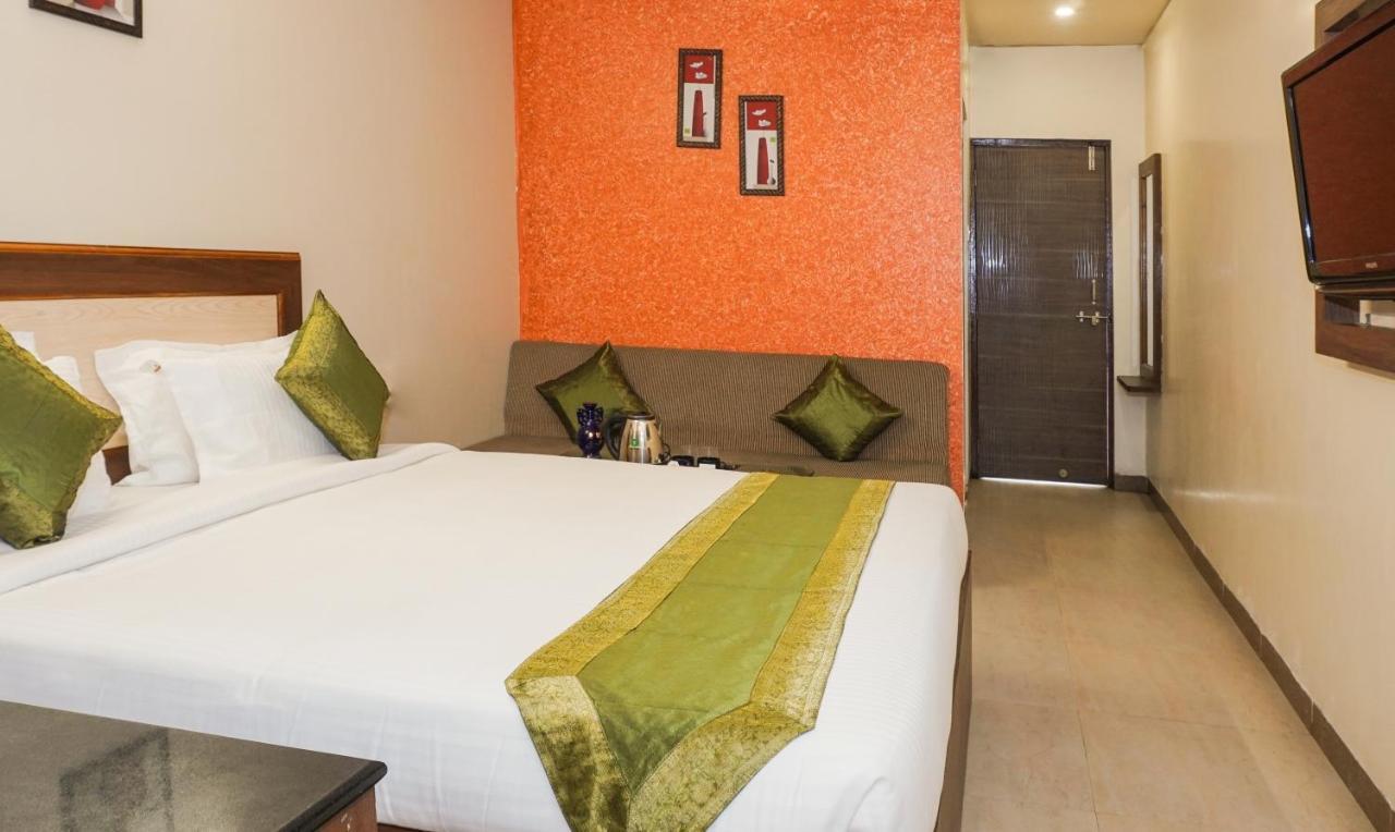 Hotel Treebo Jayratna 3*